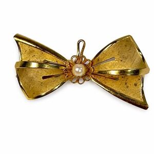 Vintage Gold Tone Bow Brooch Pin Faux Pearl Pendant Textured Mid Century Style
